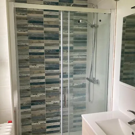 Etage Avec Acces Independant Dans Une Maison Avec Grand Parc Lorient