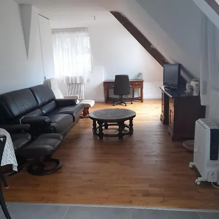 Etage Avec Acces Independant Dans Une Maison Avec Grand Parc *